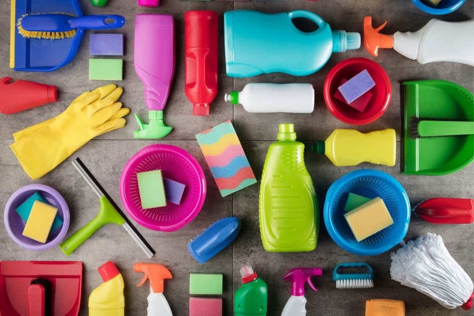 vários-produtos-e-utensílios-de-limpeza-coloridos-sobre-uma-superfície-cinza.